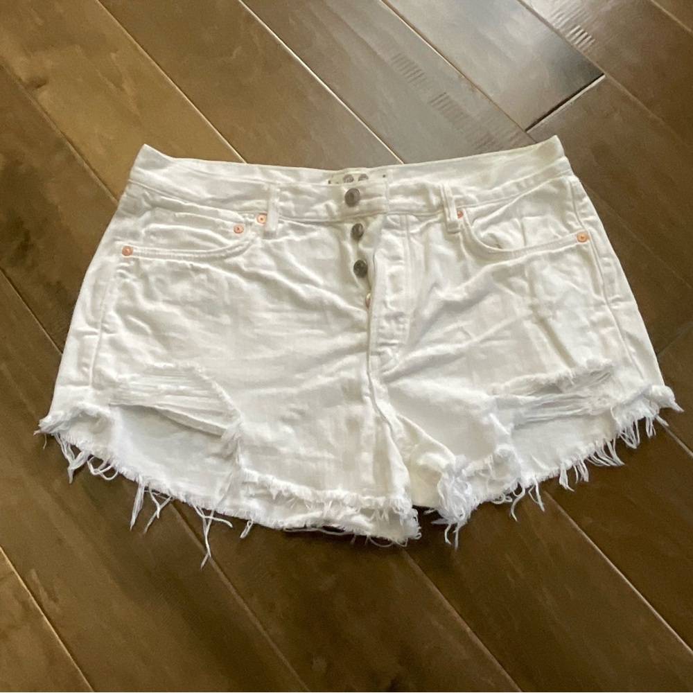 Never Worn! Free People Women's White Distressed Button Fly Denim Shorts Sz30